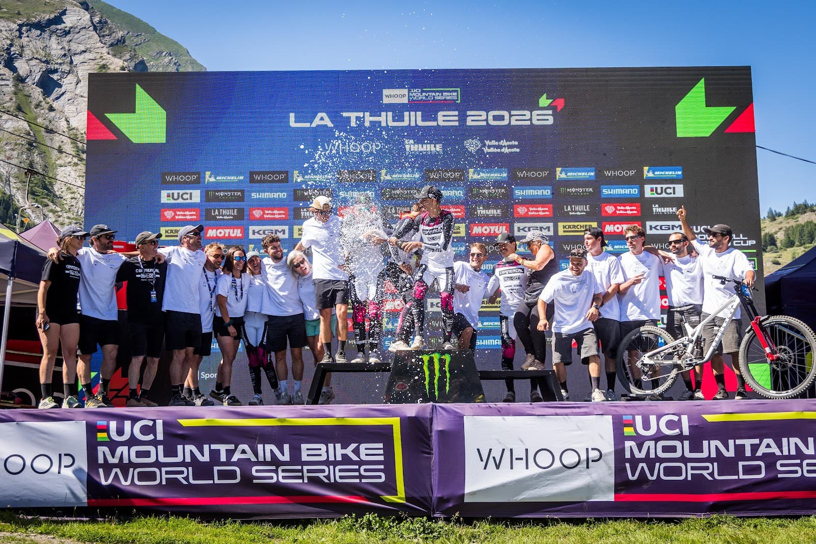 Jordan Williams y Valentina Höll conquistan la Copa del Mundo de Descenso en La Thuile